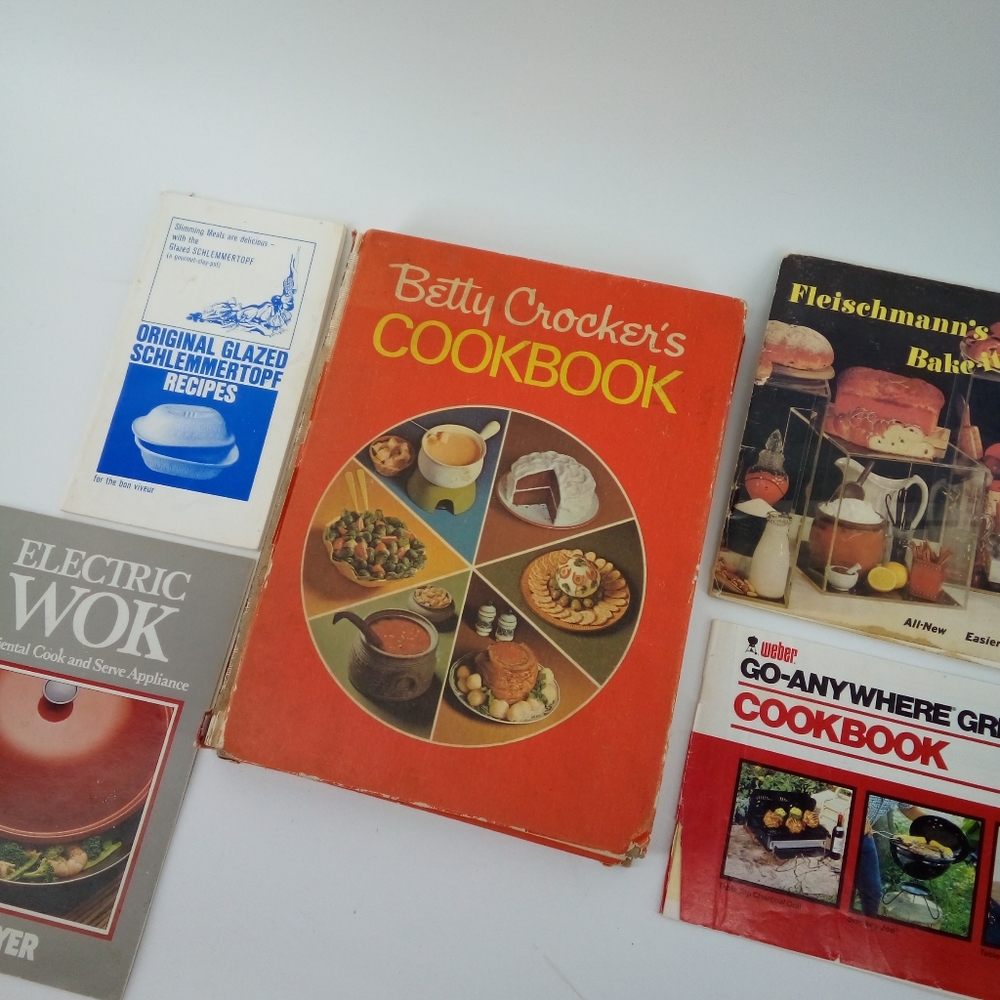 1974 Betty Crocker's Cookbook Vintage Fleischmann Yeast Book Weber Meyer Wok